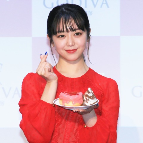 峯岸みなみ、バレンタインをイメージした真っ赤なドレスで登場！30歳の抱負は「麻雀を覚えたい！」 画像