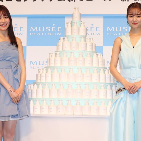 横田真悠“デコルテ”&久間田琳加“美脚”のリンクコーデ披露「今っぽい」 画像