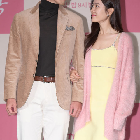 ヒョンビン&ソン・イェジン 弾ける笑顔でウェディング写真を公開 画像