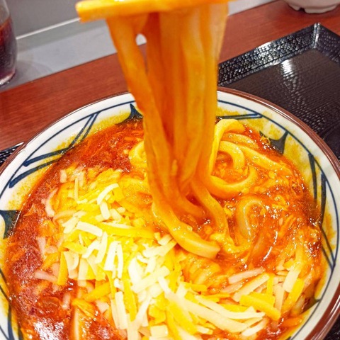 とろ~り濃厚チーズが激うま!丸亀製麺「トマたまカレーうどん」の新作を一足先に試食! 画像