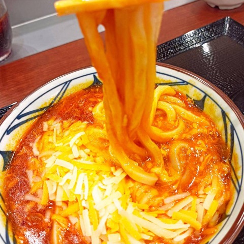 とろ～り濃厚チーズが激うま！丸亀製麺「トマたまカレーうどん」の新作を一足先に試食！ 画像