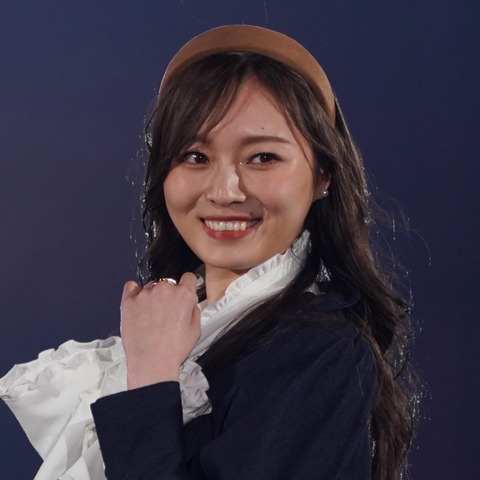 乃木坂46・梅澤美波、黒見明香のスタイルに興味津々「すごいイイ体してる」 画像