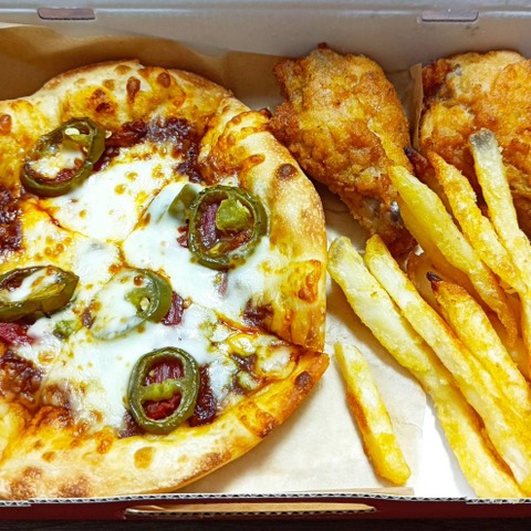 250万枚突破の“おひとりさま”ピザ「MY BOX」にうま辛味が登場!さっそく食べてみた! 画像