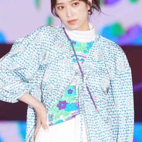 日向坂46・佐々木久美、ショートパンツ姿でGirlsAward開幕ステージに登場 画像
