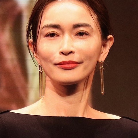 長谷川京子、テレビのリモコンをカバンに入れて持ち歩く理由 画像