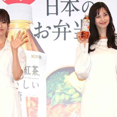 深田恭子&中条あやみ、純白ドレスで美の競演 スリットからは太ももチラリ 画像