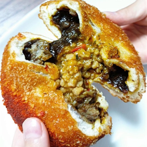 【実食】令和の白ギャル・ゆうちゃみ考案の“牛肉ぎゃん詰め”&“きゃぱいチーズ”カレーパンが激旨! 画像