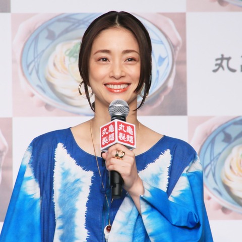 上戸彩、丸亀製麺の“出遅れファン”!「子どもを2人連れて、家族で通っています!」 画像