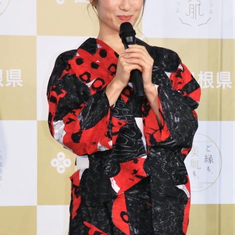 内山理名、浴衣姿で足湯体験!美肌の秘訣は「ストレスを溜めないことです」 画像