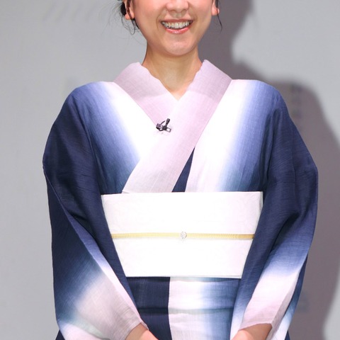 浅田真央、青を基調とした浴衣姿でイベント登場! 会場を魅了 画像