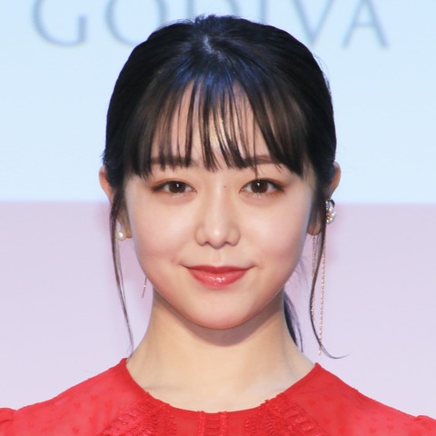 峯岸みなみ、恩師・秋元康に結婚報告「やっとセンターに立てました」 画像