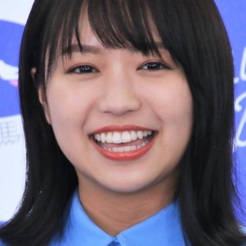 大原優乃、由比ガ浜ビーチで大はしゃぎ!黒の水着もまぶしい水鉄砲合戦! 画像
