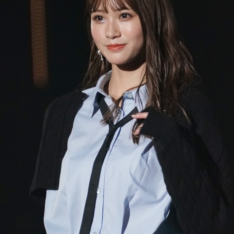 【TGC 2022 A/W】生見愛瑠がミニスカ＆ブーツスタイルで登場、会場の盛り上がりに笑顔 画像