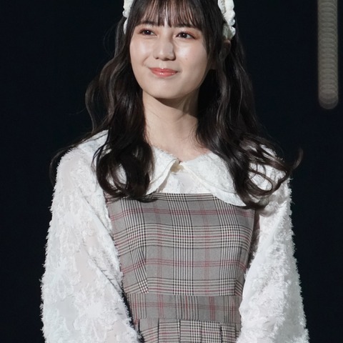【TGC 2022 A/W】日向坂46・小坂菜緒、キュートなガーリースタイルでウインク！ 画像
