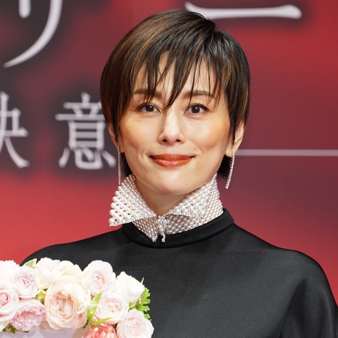 米倉涼子、総額1億円のジュエリーを身に着け登場……20歳の頃を振り返る 画像