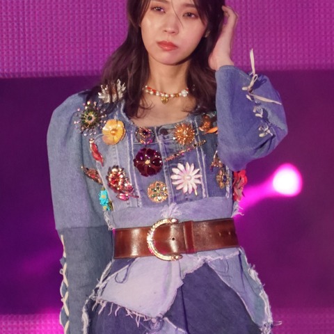 櫻坂46・小林由依、髪をかき上げ大人の表情で会場を魅了 画像