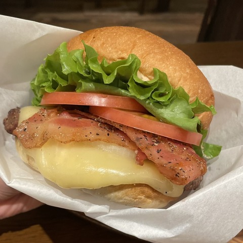 【実食】クア・アイナから、はじめてスモークチーズを使用したバーガーが期間限定登場！ 画像