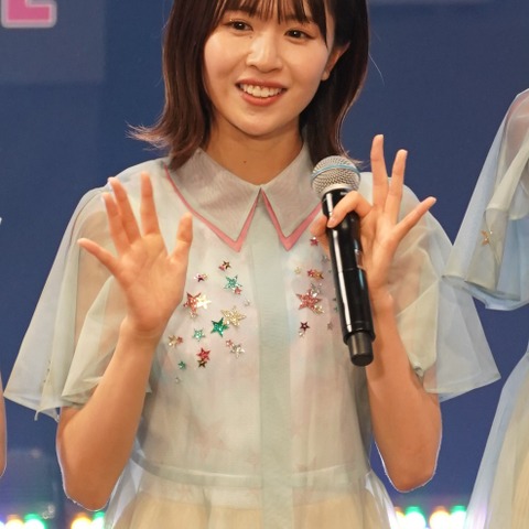 日向坂46・松田好花、本番中にイヤリング外れるハプニング 画像