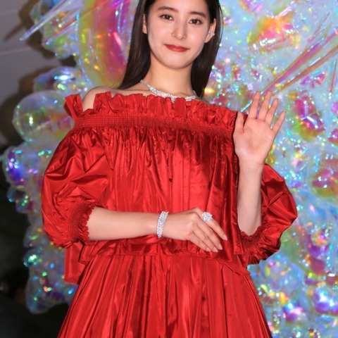 新木優子が“真っ赤なドレス姿”でツリー点灯式! 画像