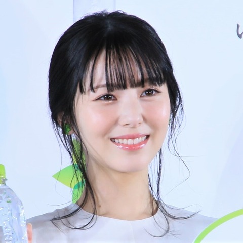 浜辺美波、瑞々しい白のドレス姿で登場!幼少期から描く“親孝行の夢”を明かす 画像