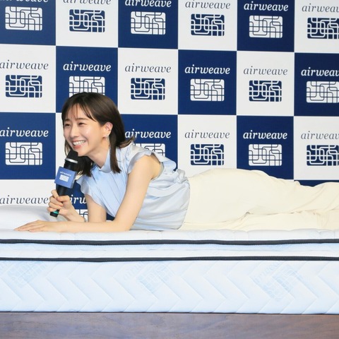 田中みな実、“みな実のまくら”紹介!寝転がり熱弁ふるうも「すっごいシュールじゃないですか(笑)」 画像