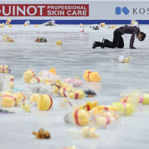 羽生結弦、1試合で285匹!?最もプーさんが多く投げ込まれた試合が判明! 画像