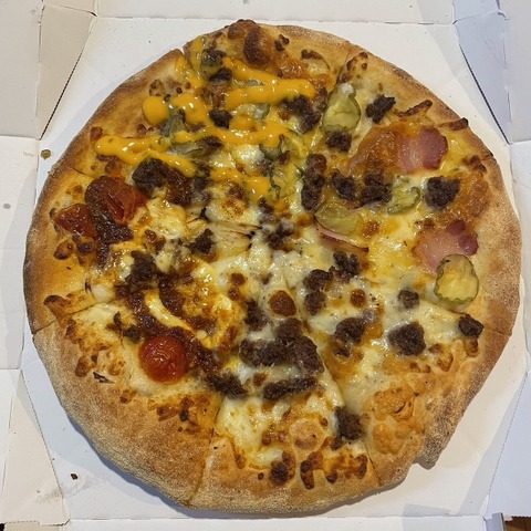 【実食】ピザのバーガー味って一体!?ドミノ・ピザのバーガーピザ・クワトロ 画像