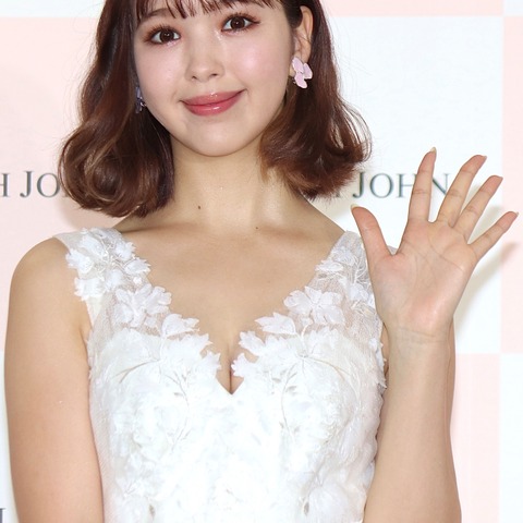 藤田ニコル、胸元ざっくり純白ドレスで艶やかに…今年は「セクシー・ヘルシー」目指す 画像