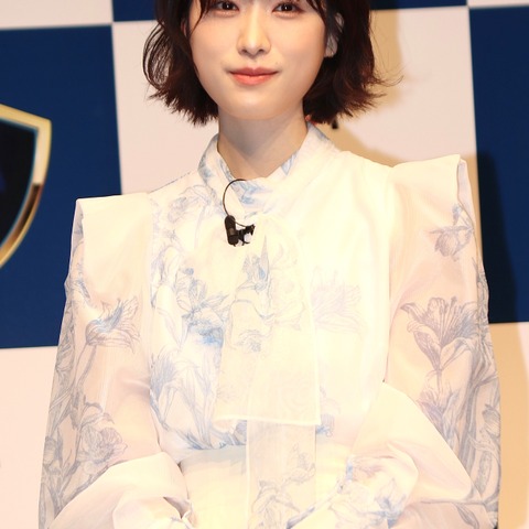 高橋ひかる、“清涼感ある”白のシースルーコーデでイベントに登壇! 画像