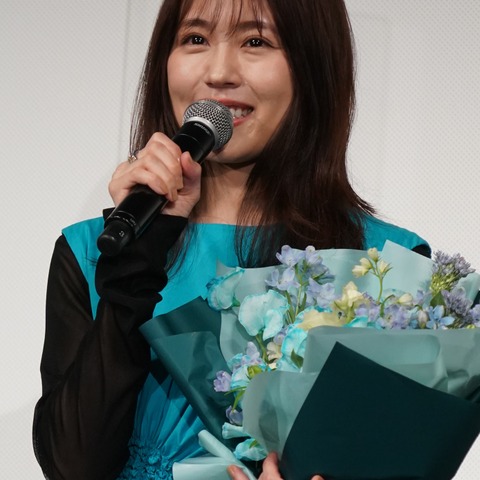 有村架純、サプライズの花束に笑顔「早く30代を迎えたいという気持ちがあったので」 画像