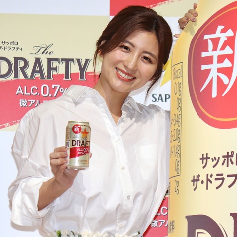 宇賀なつみ、白シャツ爽やかスタイルでビール愛を語る「料理を作りながら…」 画像