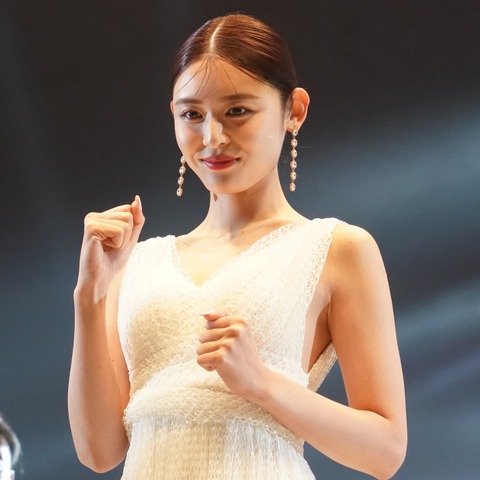 結婚発表の古畑星夏、背中ザックリの純白ドレス姿でラウンドガール 画像