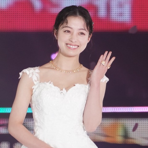 橋本環奈がウエディングドレス姿を披露、薬指のリングに会場から悲鳴!? 画像