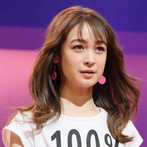 藤井サチ、物につられてナンパ男について行く… 画像