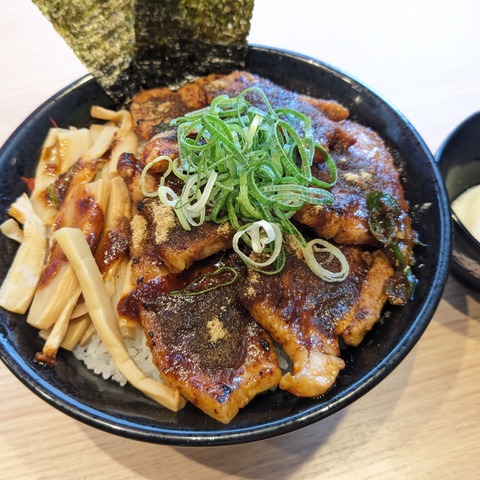 【実食】「三田製麺所×伝説のすた丼屋」夏の最強スタミナコラボ飯が誕生! 画像
