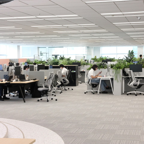 【進化するオフィス】社員が1つのフロアに集い、コミュニケーションを活性化！　パーソナルスペースを確保する工夫も……ブレインパッド 画像