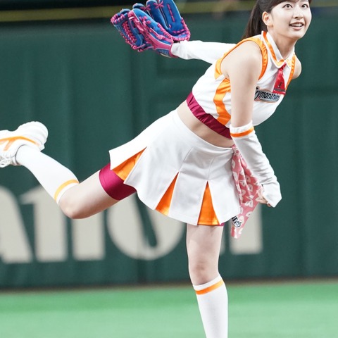 ミスマガ斉藤里奈が東京ドームで始球式「まっすぐ投げられてよかった」 画像