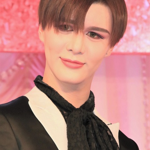Matt、顔にヒアルロン酸注入の弊害!顎が3センチ伸びて… 画像