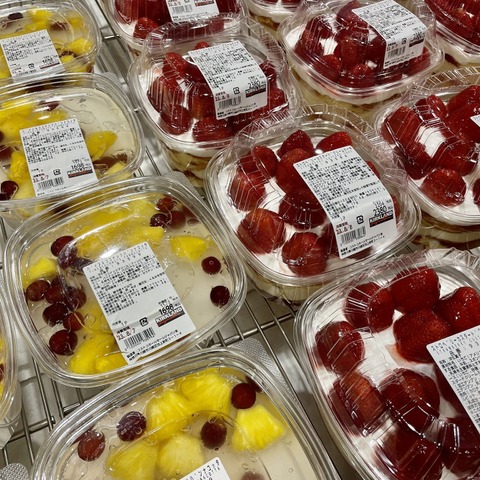 【コストコ】コストコ2023夏の新作スイーツ食べ比べ!ストロベリーカスタードクリームケーキorパイン&ココナッツパンナコッタ 画像