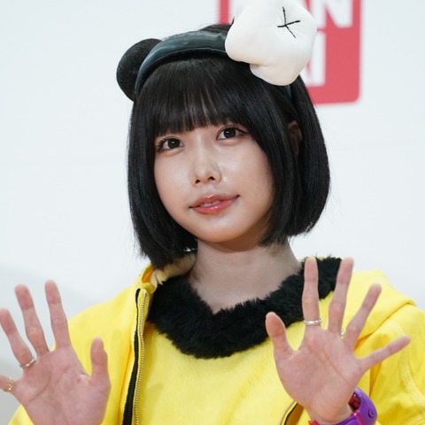 あの、Tシャツとショーツ姿でロケ現場入り! 画像
