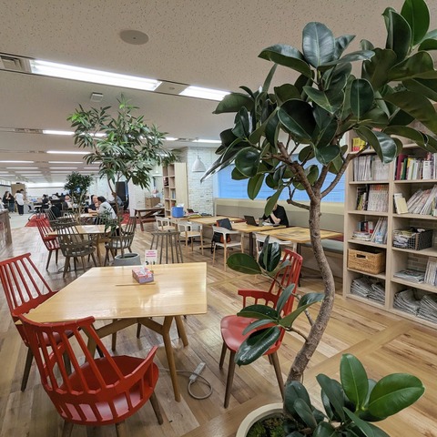 【進化するオフィス】まるで「駅ビル・アトレ」風な親しみやすいオフィス!風土改革狙って進んだフリーデスク……アトレ 画像