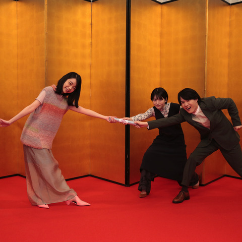 浜辺美波、次の朝ドラ『ブギウギ』趣里と綱引き!?爆笑バトンタッチセレモニー動画公開 画像