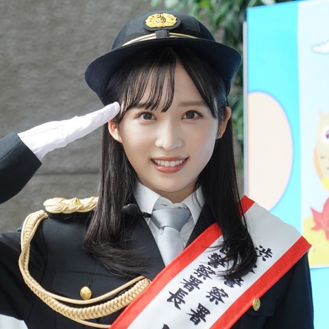 AKB48小栗有以、制服姿でかわいすぎる一日警察署長に!渋谷警察署で「部隊出動!」の号令 画像