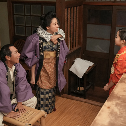 人情味あふれる『ブギウギ』花田家!オフの家族ショットに「本当の家族みたい」「いいな~」 画像