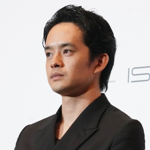池松壮亮、驚きの特技!自分でノックした球を自分でキャッチ! 画像