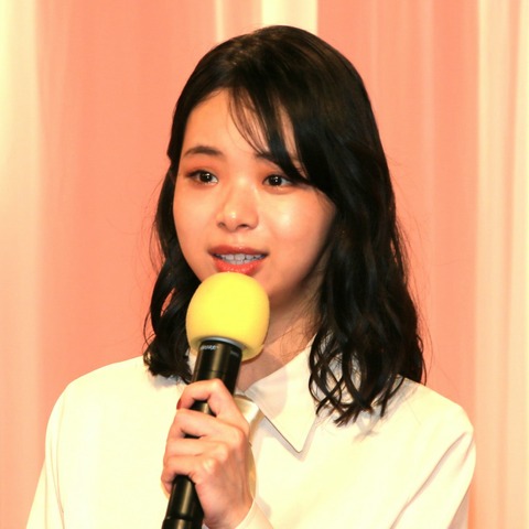 趣里、『ブギウギ』オフショットでおでん食レポ 画像