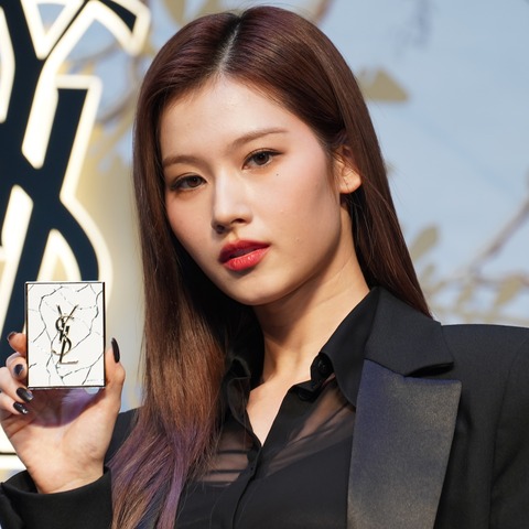 TWICE・SANA、ブラックのパンツスタイルで登場！クリスマスは「キャリーの整理整頓」 画像