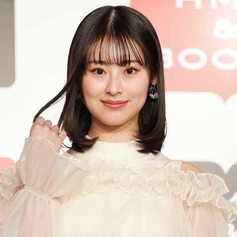 井本彩花、20歳になって初のカレンダーは「120点満点!」…露出衣装で過ごす休日の姿も収録 画像