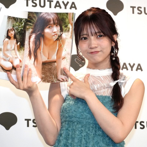 黒嵜菜々子、1st写真集発売＆21歳の誕生日ケーキに感激！「お尻が注目ポイントです」 画像