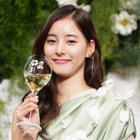 新木優子が可憐なドレス姿で登場、自然のある場所で遊ぶことが癒し！ 画像
